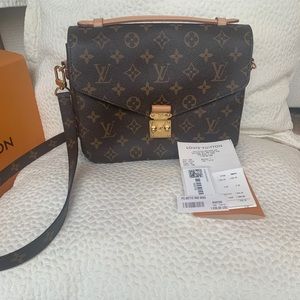 Auth Louis Vuitton Metis w/box, receipt, like new!